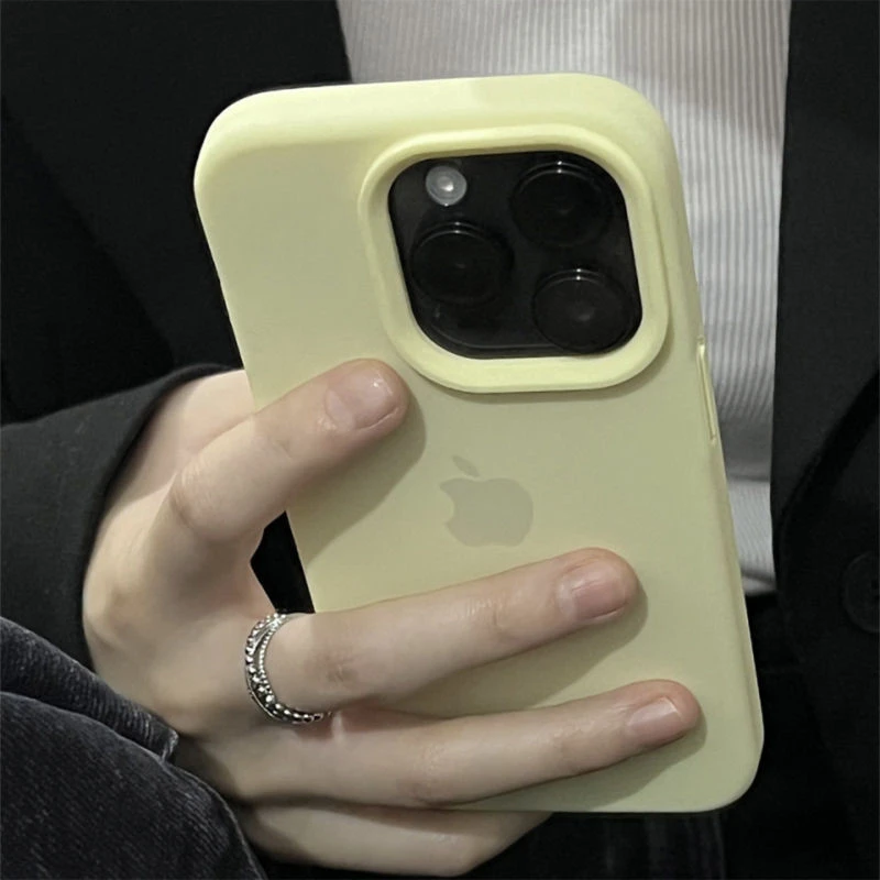 奶黄色苹果15防摔手机壳13/12液态硅胶iPhone14promax女款简约11X