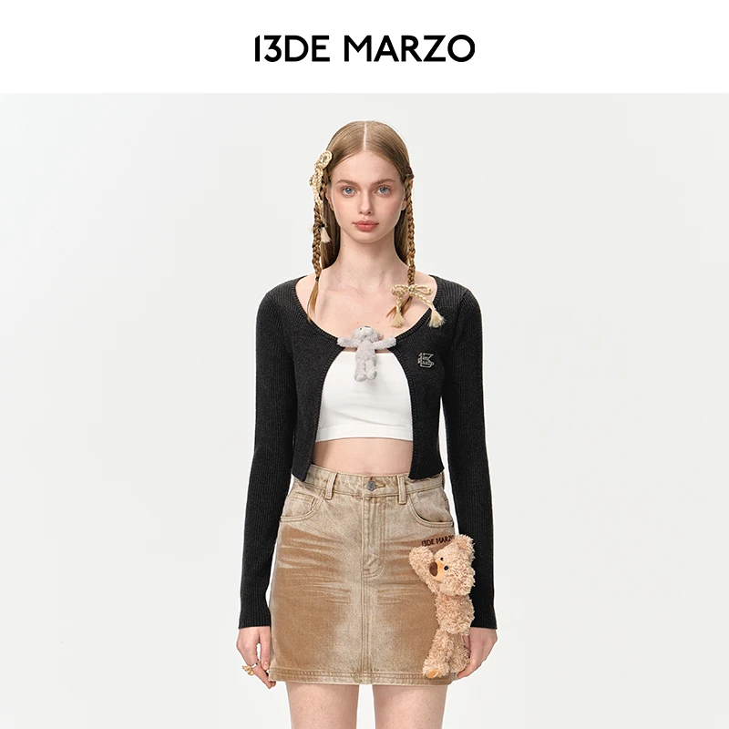 13DE MARZO女士 24早秋新款玩偶纽扣开衫甜美短款外套针织衫毛衣
