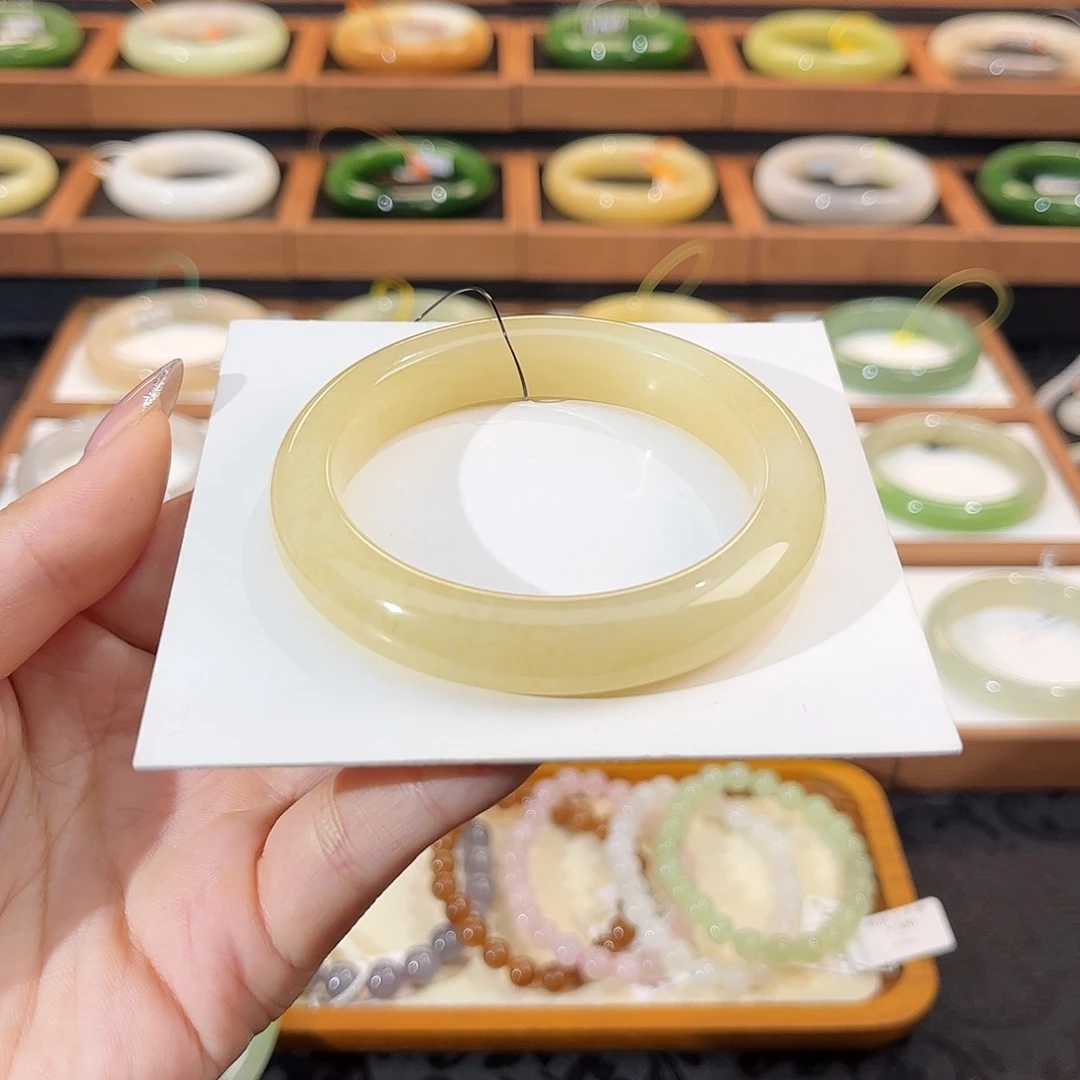 和田玉手镯未镶嵌黄糖