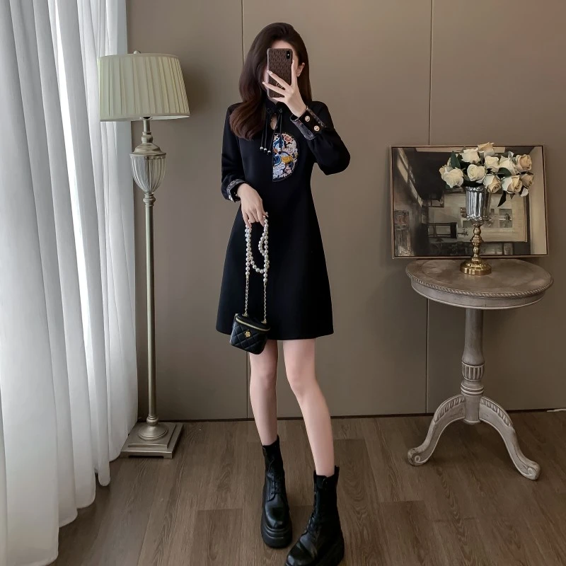 2024秋季新中式收腰显瘦长袖连衣裙中国风刺绣水滴领高档连衣裙