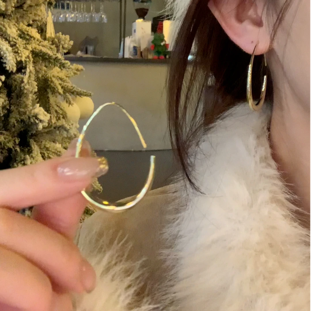 铜合金耳饰 秋冬质感简约水滴金属耳圈女百搭气质显脸小耳环耳饰