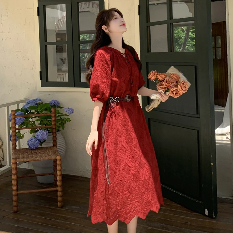 法式复古文艺镂空红色连衣裙女夏季2025新款收腰显瘦玫瑰花边长裙
