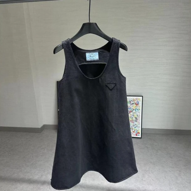 全新未使用 Prada/普拉达 纯色吊带连衣裙/36