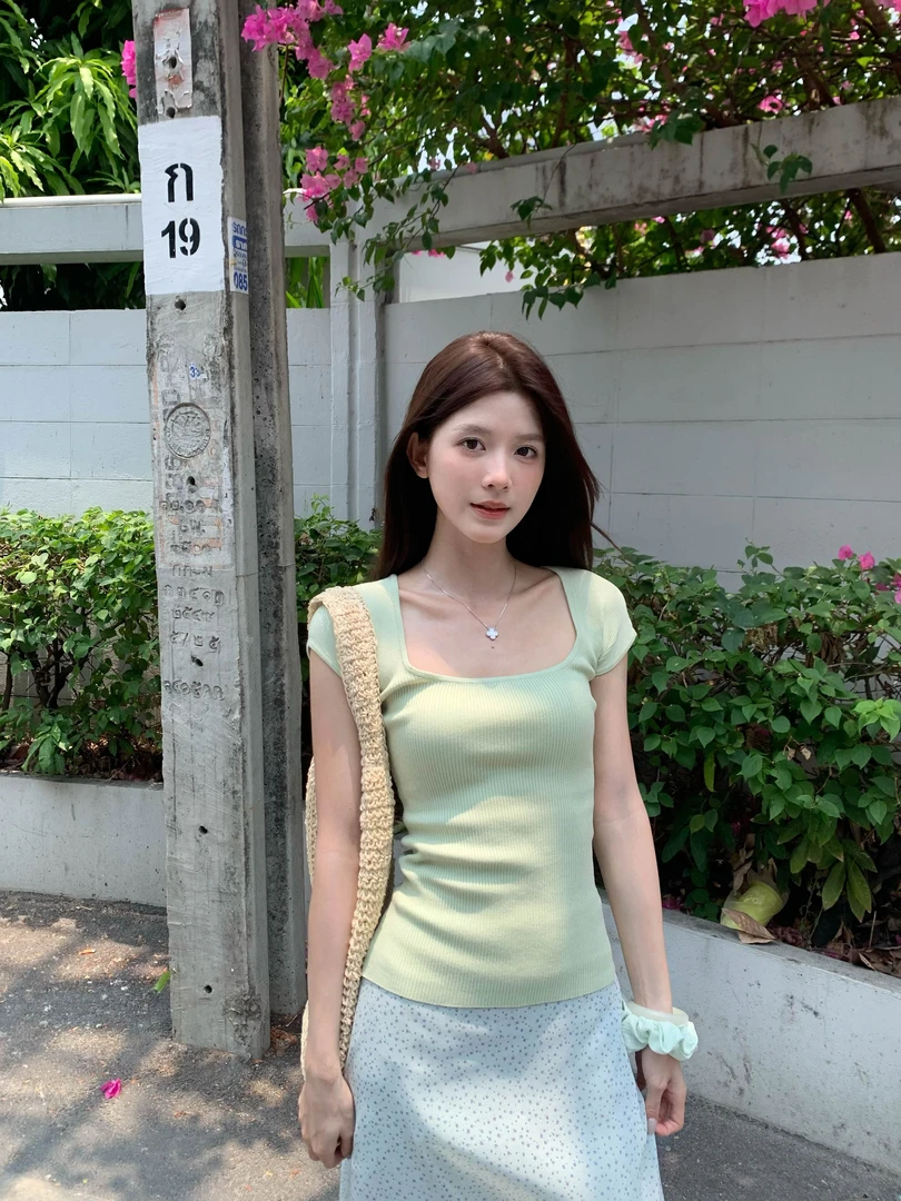 Qmini莹莹【锁骨T】U领T恤上衣 YX24A0023