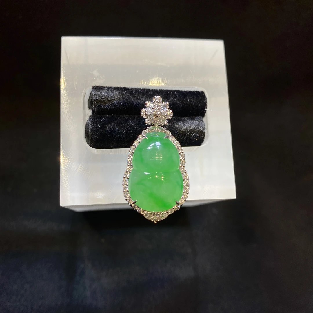 【夏阳翡翠】缅甸天然A货翡翠18k金镶嵌天然南非钻冰透绿葫芦吊坠