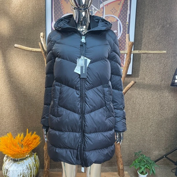 99新  迪赛 黑色纯色连帽羽绒服 S码