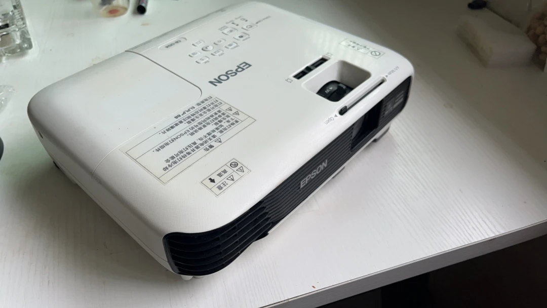 U04高清高亮度1080p家用投影机