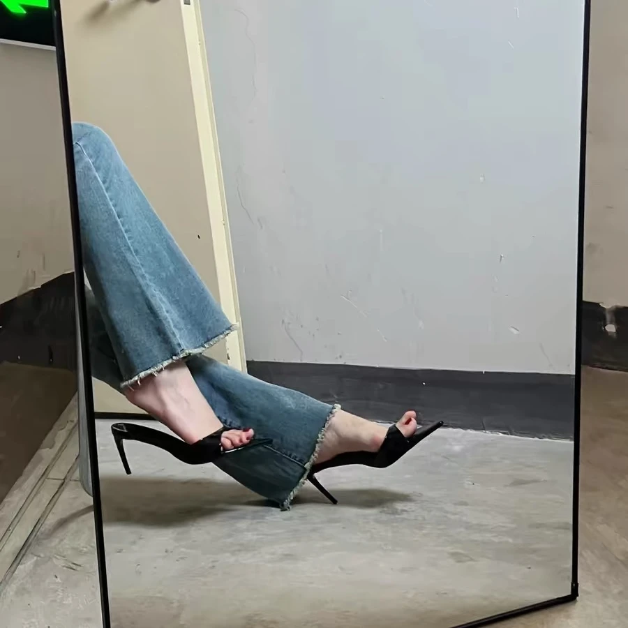 2024新款法式露趾漆皮尖头一字带性感细跟凉拖鞋黑色高跟鞋