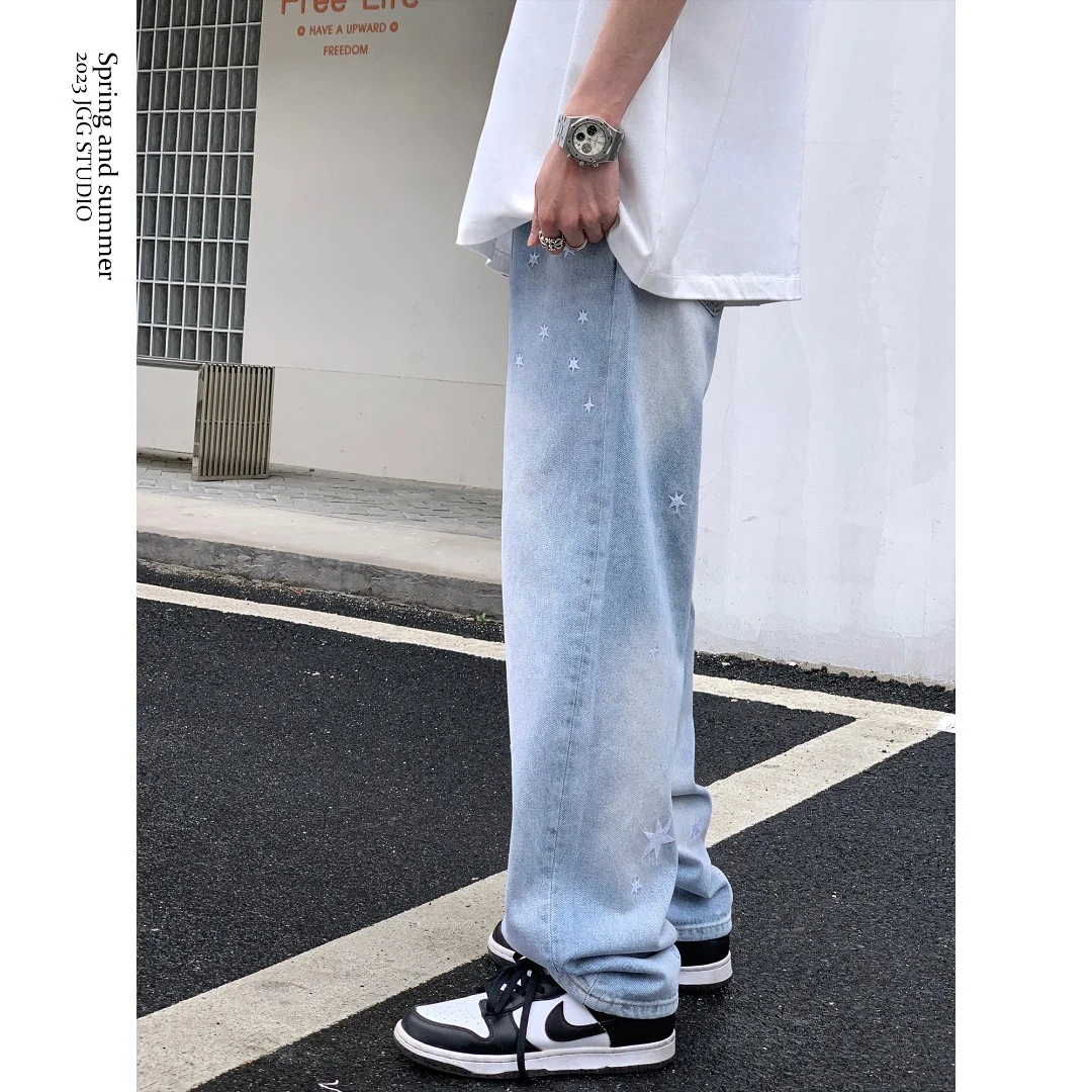 鸡哥哥潮牌水洗渐变刺绣牛仔裤男浅蓝堆积感直筒宽松阔腿休闲长裤