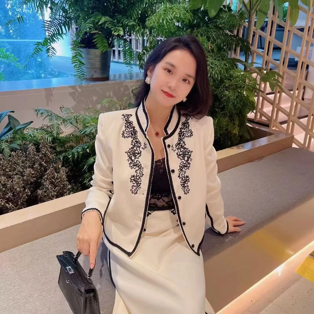 WANTHAT/凡黛卡立领气质短外套女士小香风名媛刺绣套装LW002