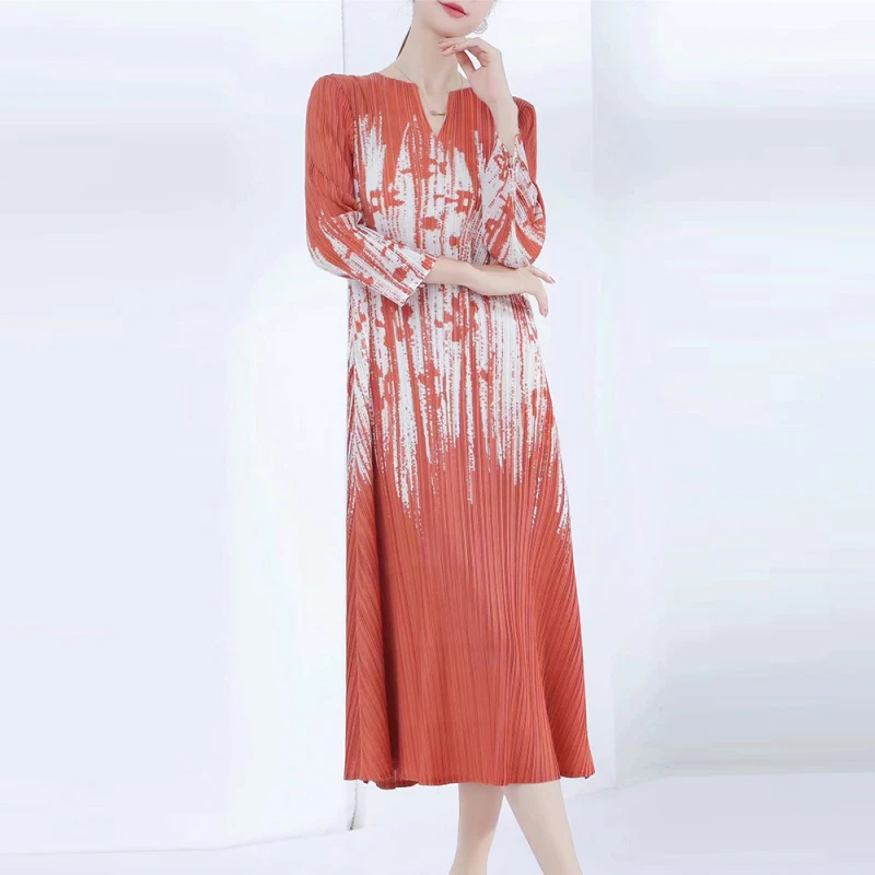 三宅褶皱时尚气质V领七分袖大码连衣裙洋气女2025春季新款长裙