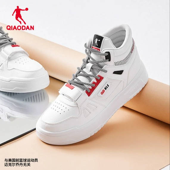中国乔丹情侣时尚板鞋秋冬季新款高帮革面白色休闲鞋XM45220570