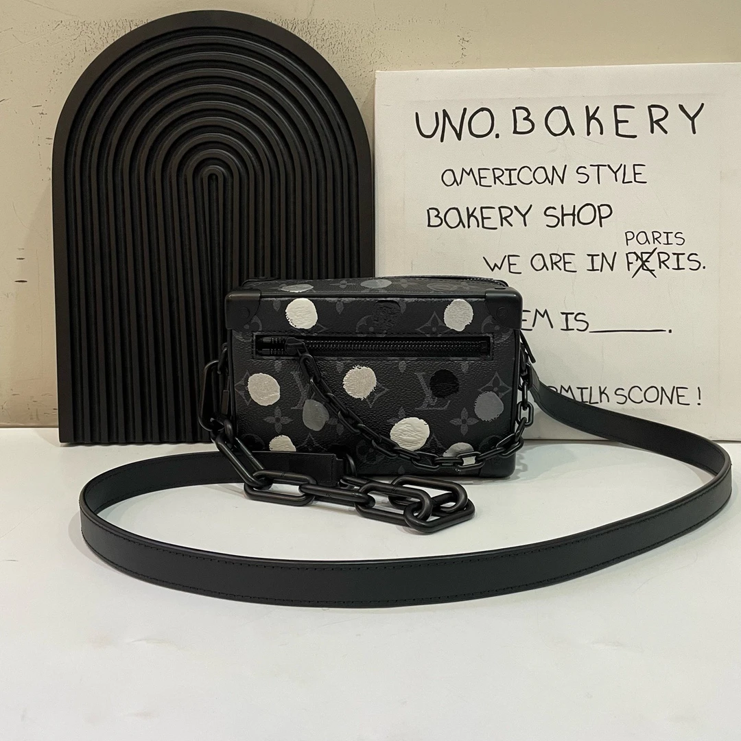 95新 LouisVuitton/路易威登 98新lv联名款软盒子斜挎包