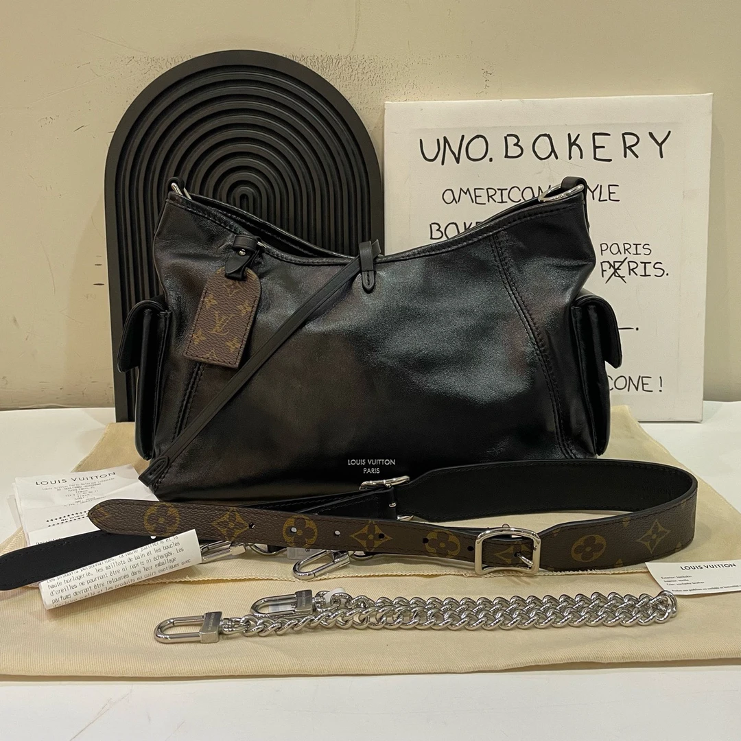 95新 LouisVuitton/路易威登 98新lvcarryall黑武士斜挎包
