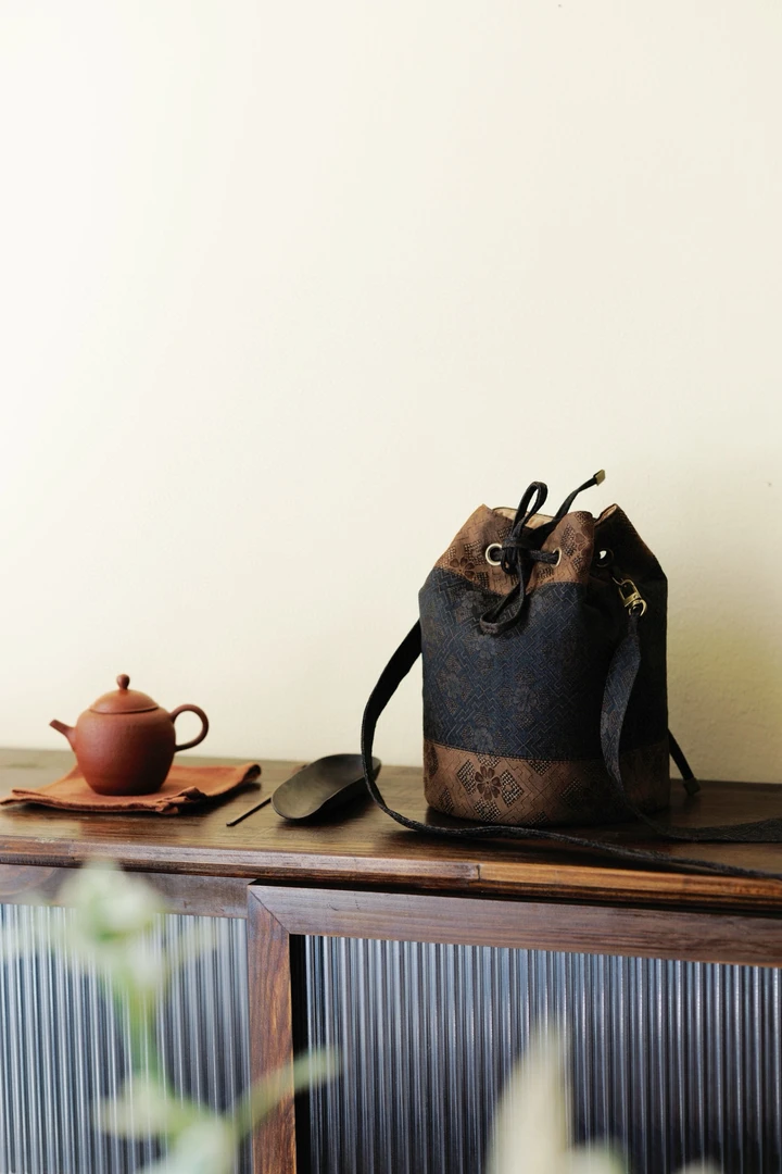 【慢悦•小店】柿蒂纹香云纱拼接防尘包包办公室便携茶事袋复古中式