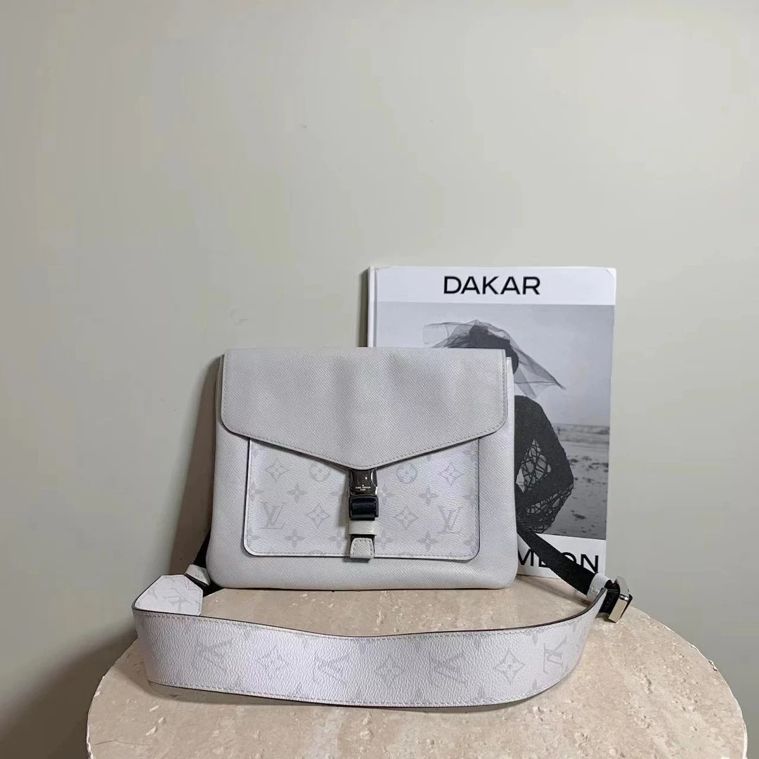 95新 LouisVuitton/路易威登 壹臻/outdoor flap邮差包 81660536