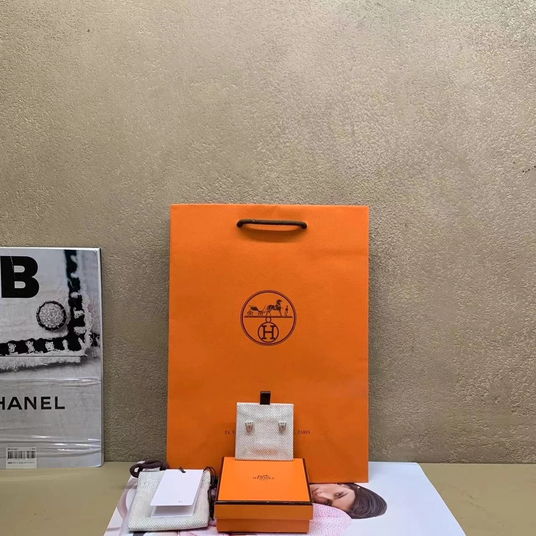 全新未使用 Hermes/爱马仕 壹臻/奶茶色Pop H耳钉/19126649