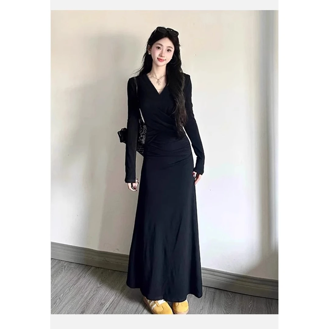 黑色秋冬针织收腰长袖连衣裙女新款打底裙长裙冬季百搭通勤小黑裙