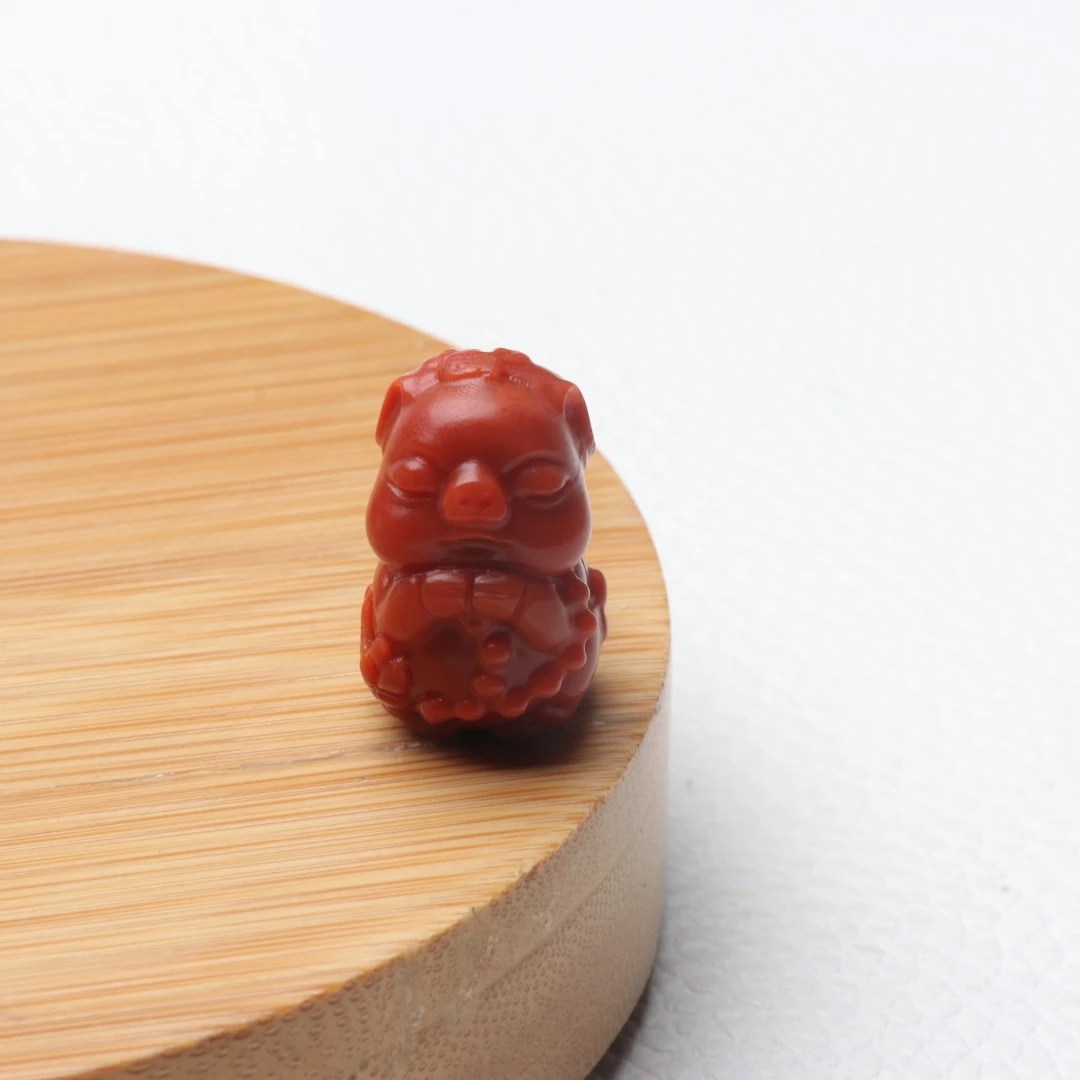 高品精美南红玛瑙精工雕刻10-11mm左右小猪配饰一个p980