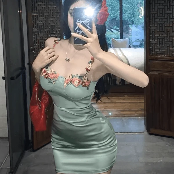 （不伦瑞克）高级感缎面吊带居家睡裙海边度假风显身材气质包臀裙