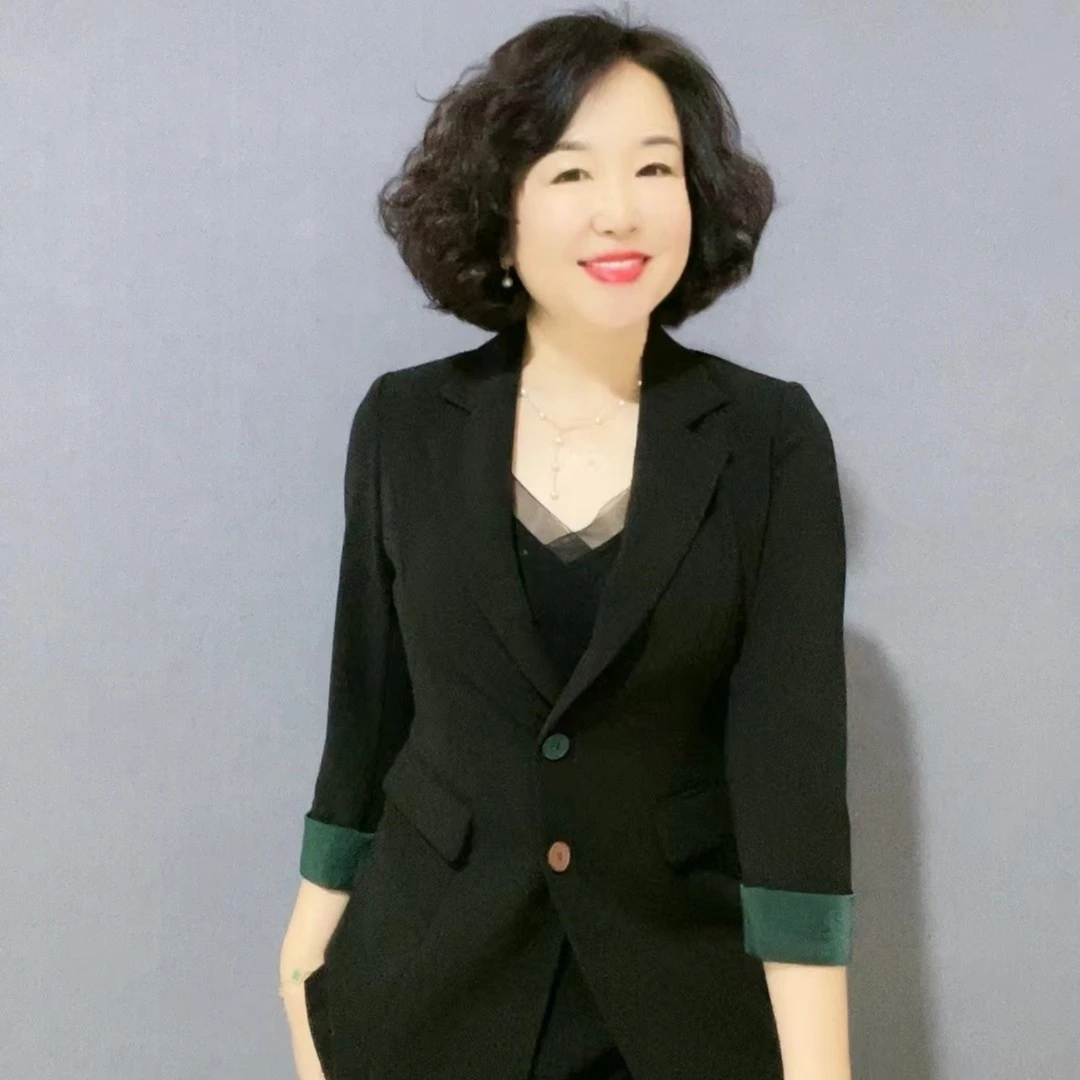 七分袖黑色西服,衣长 69左右,洗时有点掉色