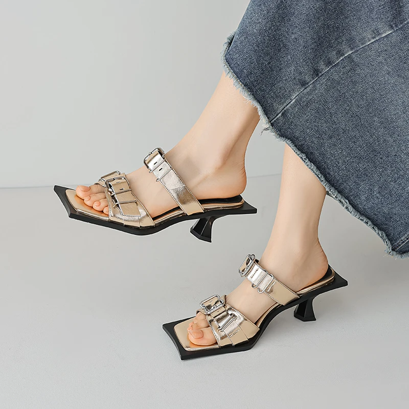真皮小跟拖鞋女2024新款一字拖夏外穿凉拖绑带铆钉银色外穿一字拖