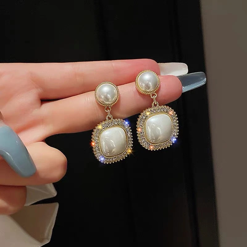 锌合金耳饰 轻奢闪钻珠珠耳环女气质高级感赫本风时尚复古耳钉