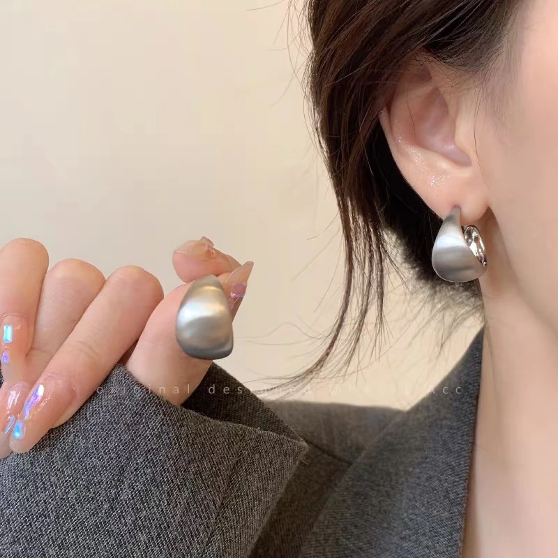 锌合金耳饰 银色磨砂拉丝C型耳钉女简约冷淡风高级时尚ins感耳环