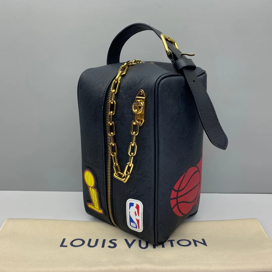95新LVxNBA联名款5451 Dopp Kit黑色牛皮压