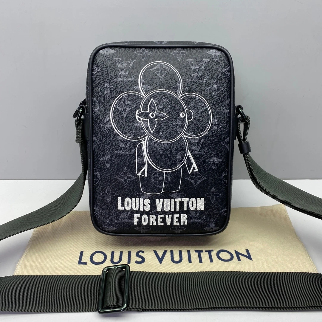 99新 LV 99新LV黑色老花限量款太阳花Vivienne男士8334相机包邮差