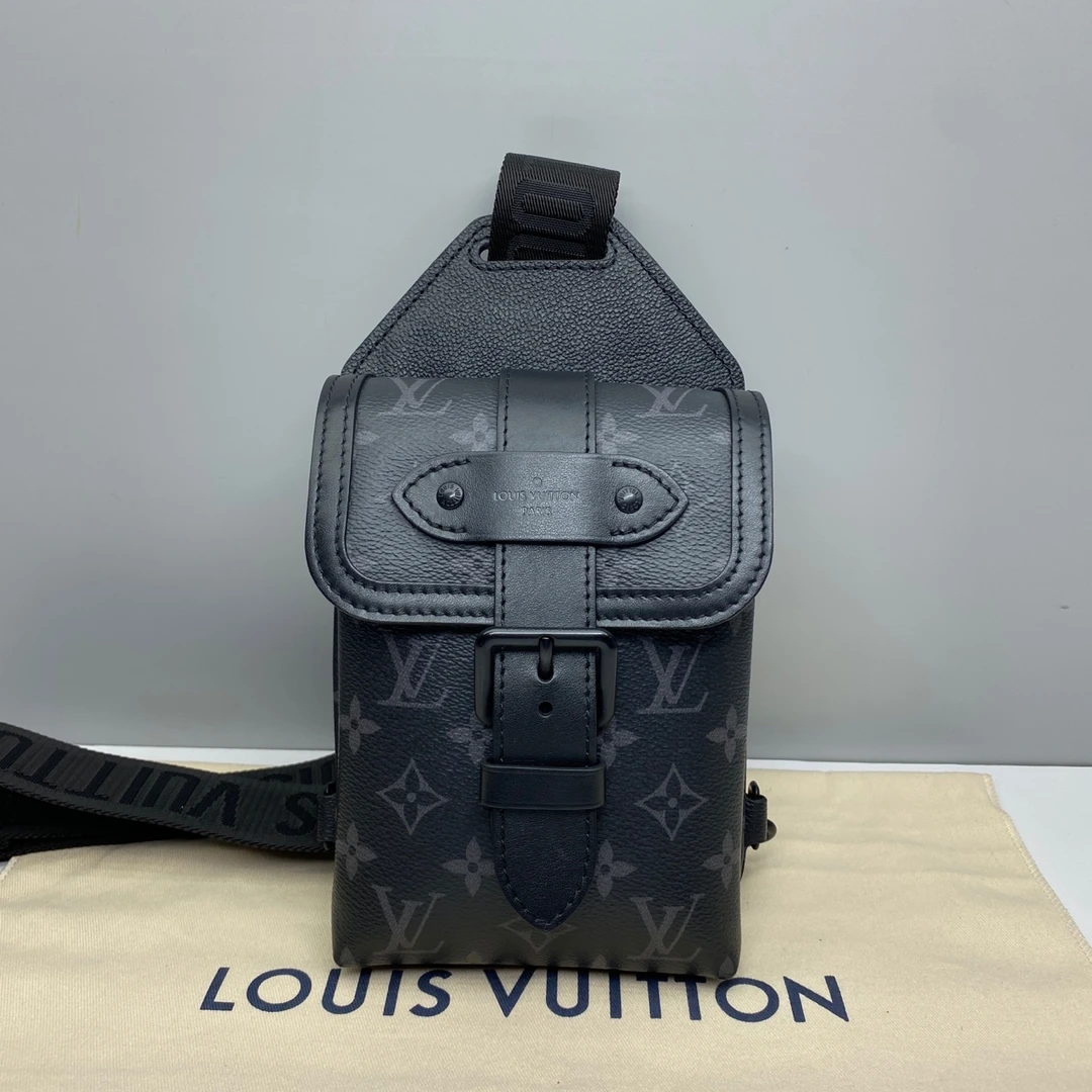 98新LV黑色老花2512 saumur男士胸包腰包芯片款
