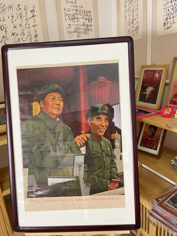 对开双人城楼上合影老画片