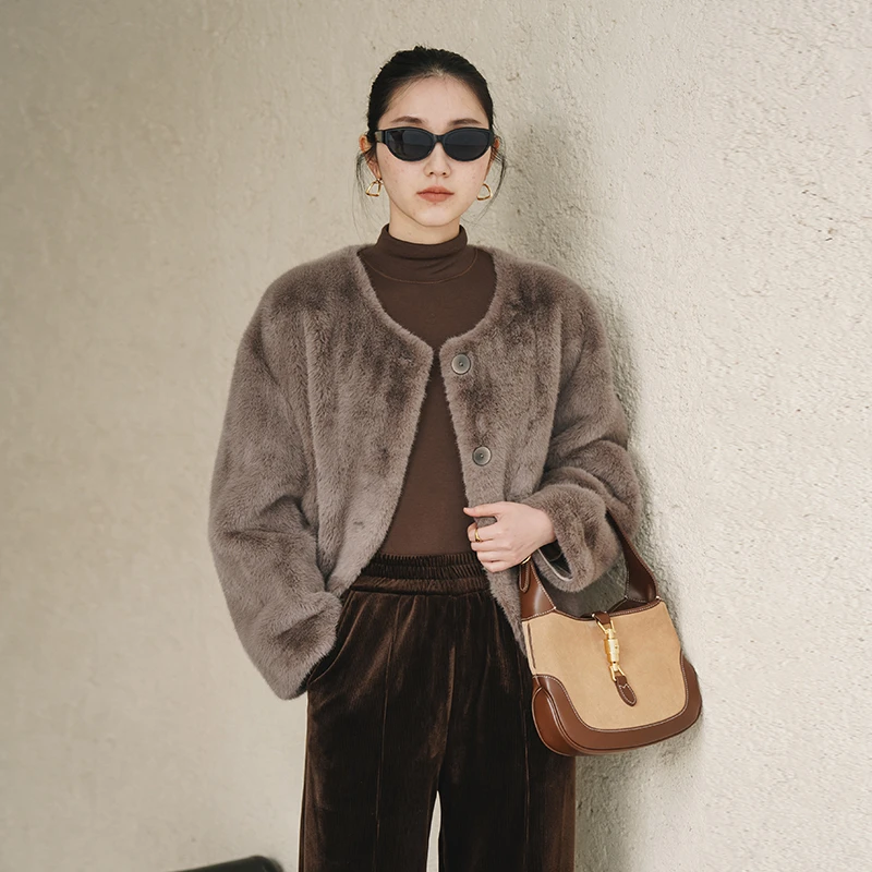 IN AND ON 皮毛一体经典圆领外套 53880