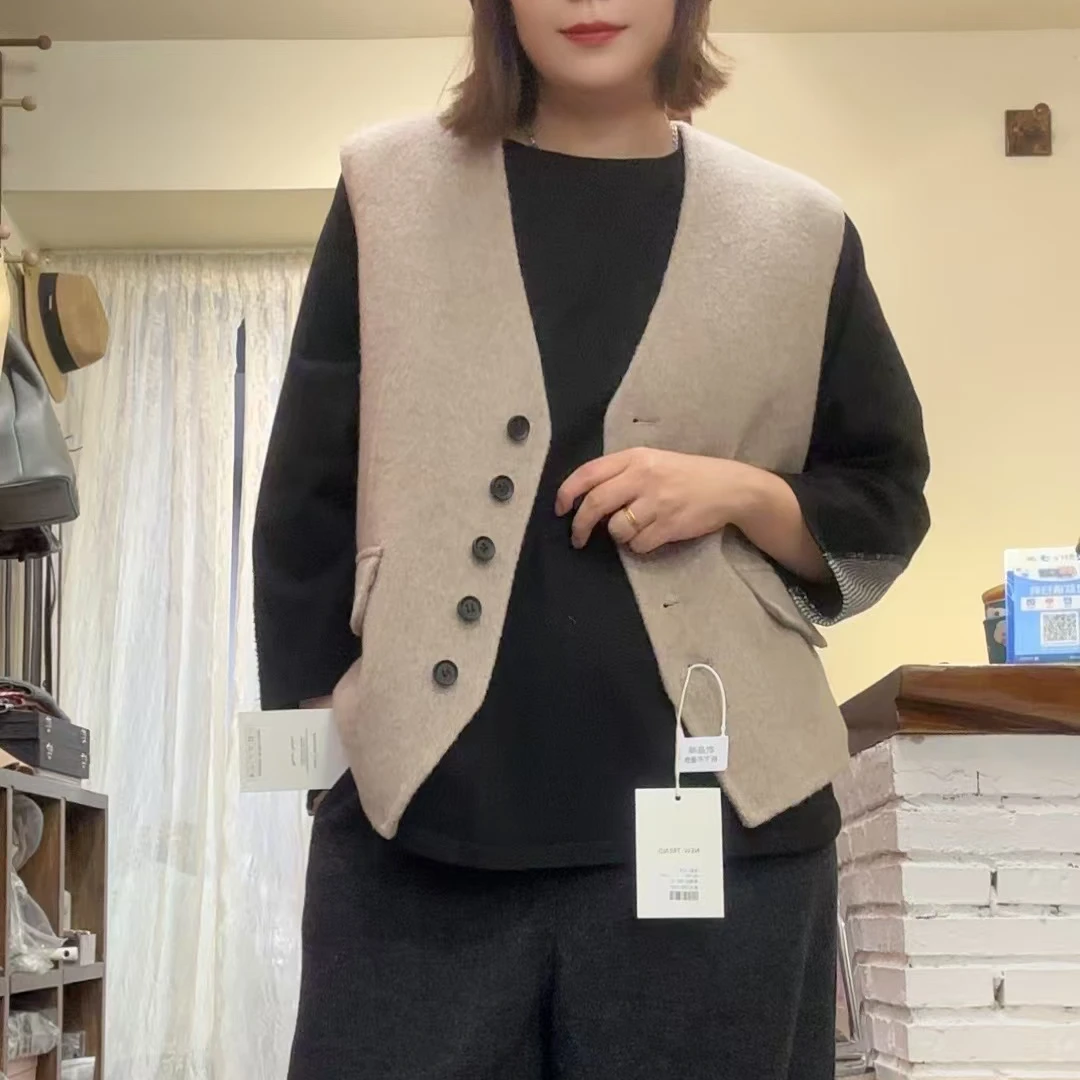 双面呢马甲，140斤内可穿，请备注颜色！