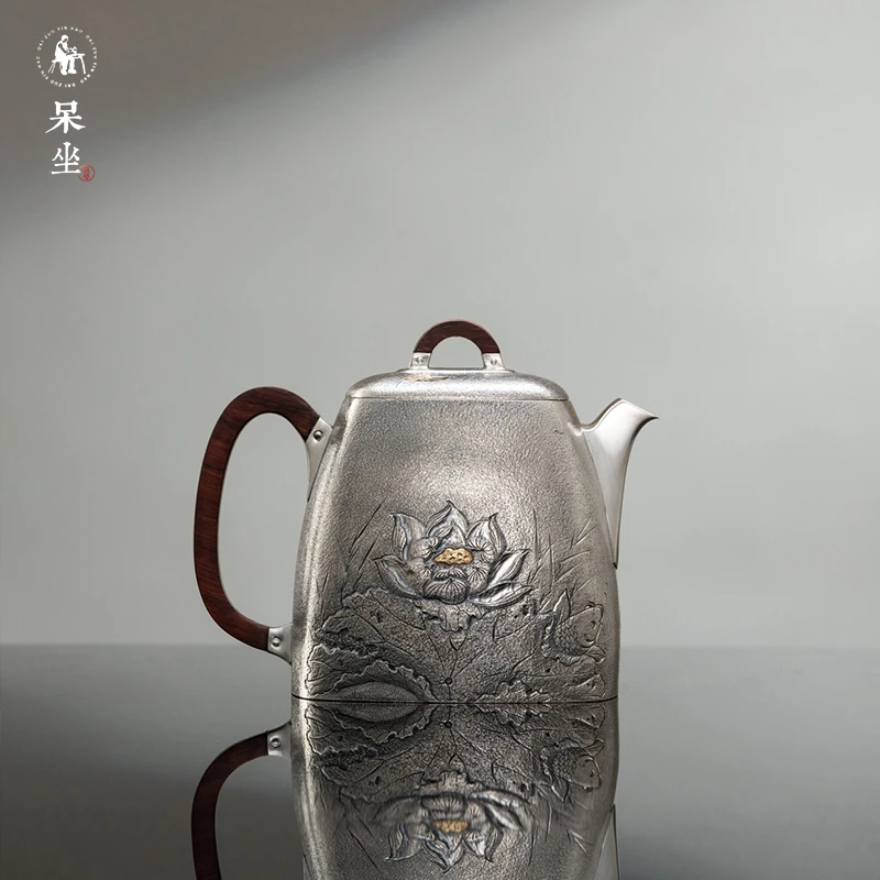 「呆坐」锤纹錾刻清莲四方秦权壶