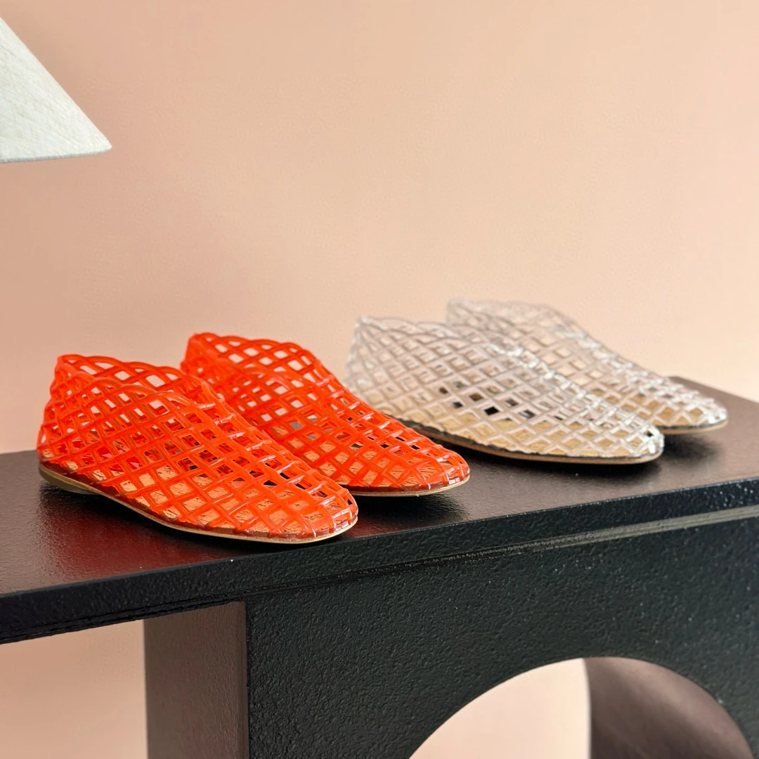 顶版24新款定制经典镂空黑白蓝粉红色平底水晶鞋果冻凉鞋单鞋