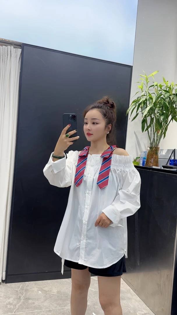 露肩彩带白色衬衫