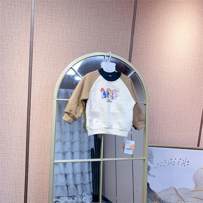 AQ158     宝宝卡其色拼接加绒圆领卫衣