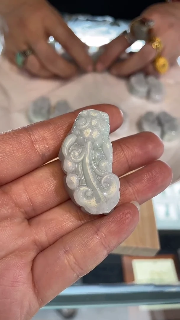 【闪购商品】翡翠吊坠(赠链)未镶嵌天然翡翠吊坠