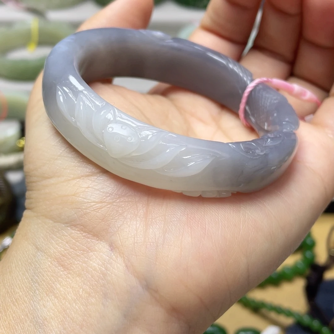 和田玉手镯56+圈口。   编号10未镶嵌