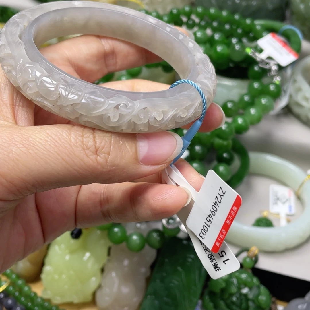 和田玉手镯57圈口。  编号88未镶嵌