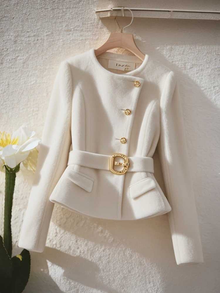 2024年冬新款高级感独特超好看上衣气质小香风白色收腰短款外套潮