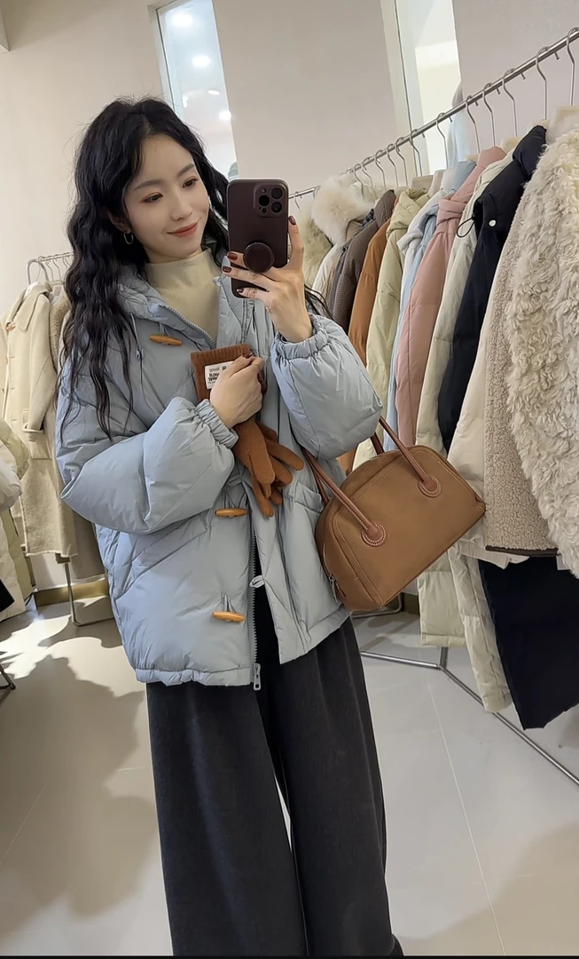 【鞠子JuZi】2405#好看的奶泡蓝牛角扣云朵羽绒服（需干洗长约66）
