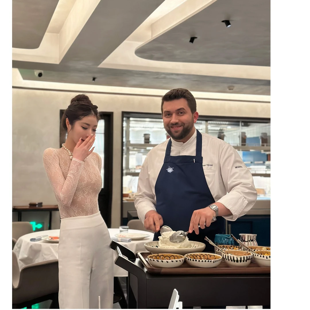 圣地亚哥白色蕾丝连体长袖上衣泰系修身气质打底衫