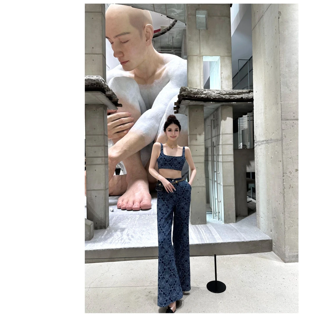 上东区名媛牛仔裤/巴黎的一天超模美图秀秀拉腿花花牛仔裤