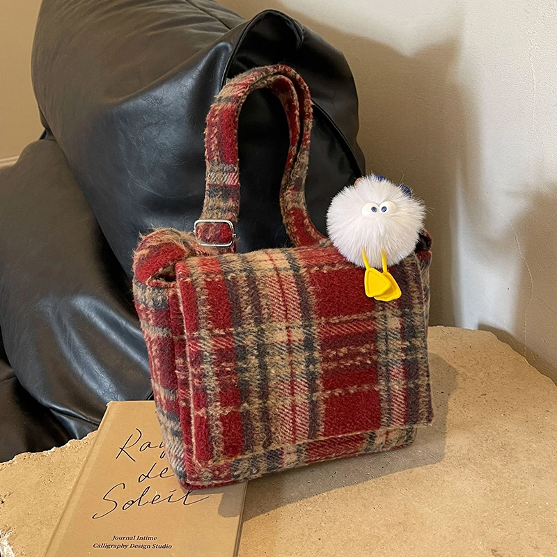 艾米兔女包2024新款潮流洋气时尚百搭格纹复古可爱挂件单肩斜挎包