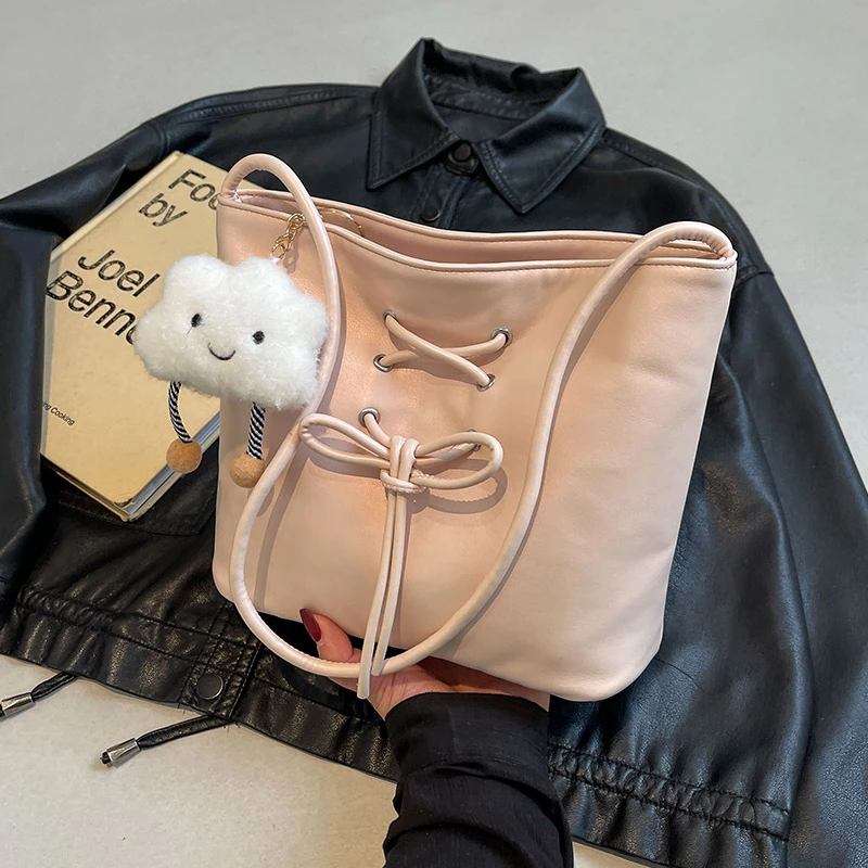 艾米兔女包2024新款流行包包女时尚休闲通勤纯色奶油风单肩水桶包