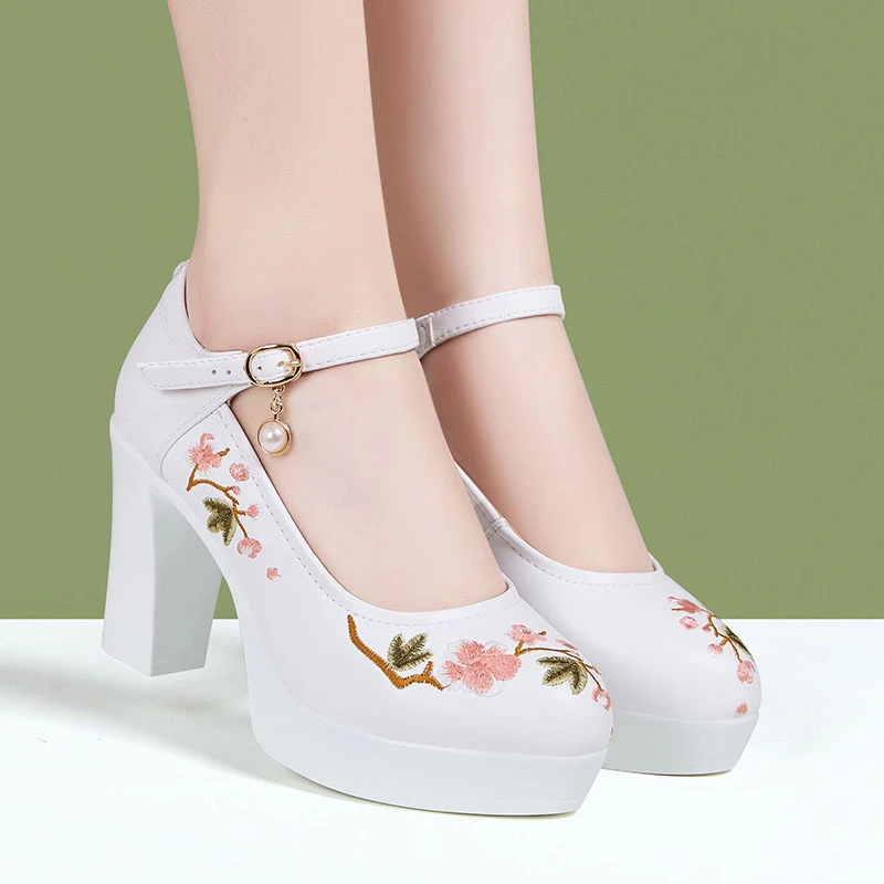 春夏白色圆头汉服鞋粗跟厚底民族风绣花鞋百搭软底高跟走秀鞋大码