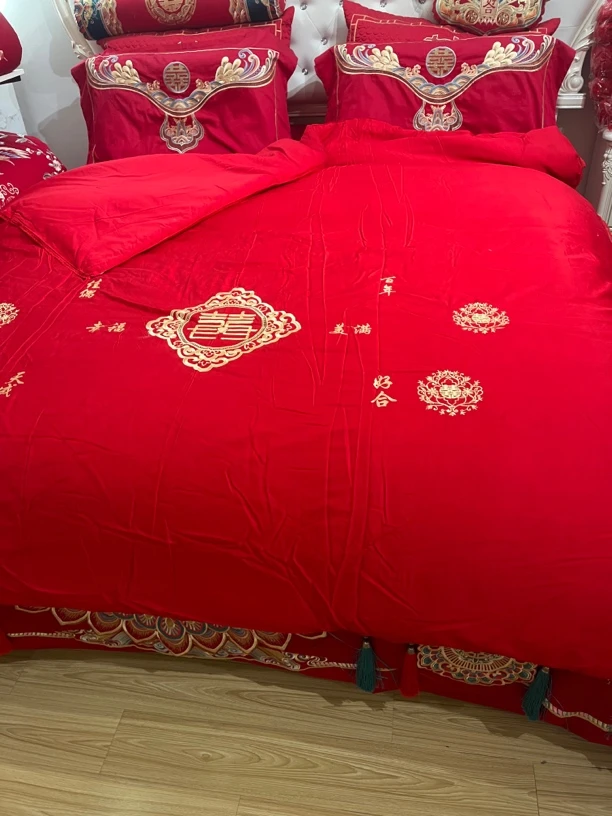 红婚庆刺绣被。标准尺寸重六斤八两