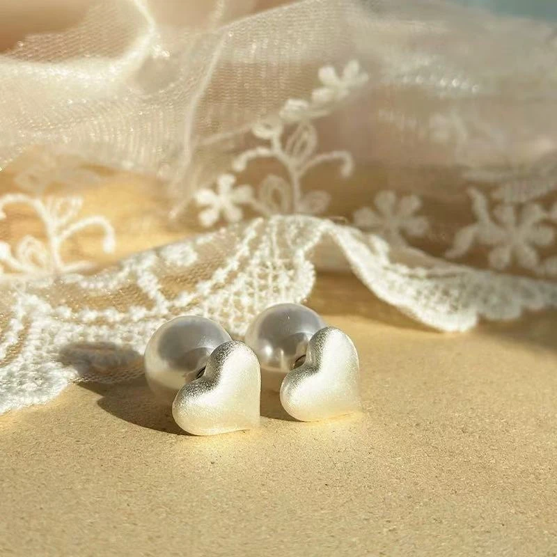 铜合金仿珍珠耳饰 爱心拉丝珍珠耳钉小众设计高级气质款